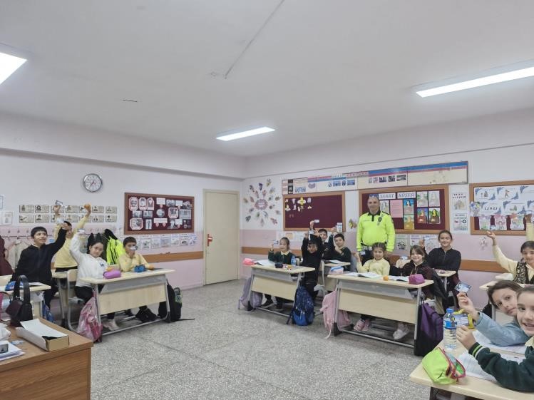 bilecikte-ogrencilere-trafik-guvenligi-egitimi-verildi