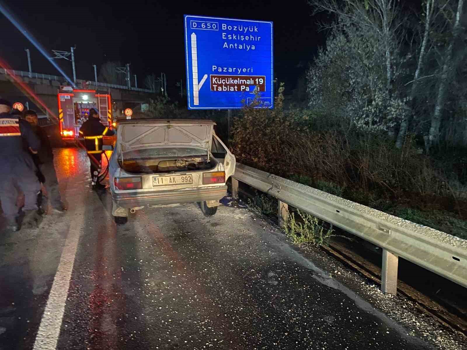 bilecikte-seyir-halindeki-otomobil-alev-aldi