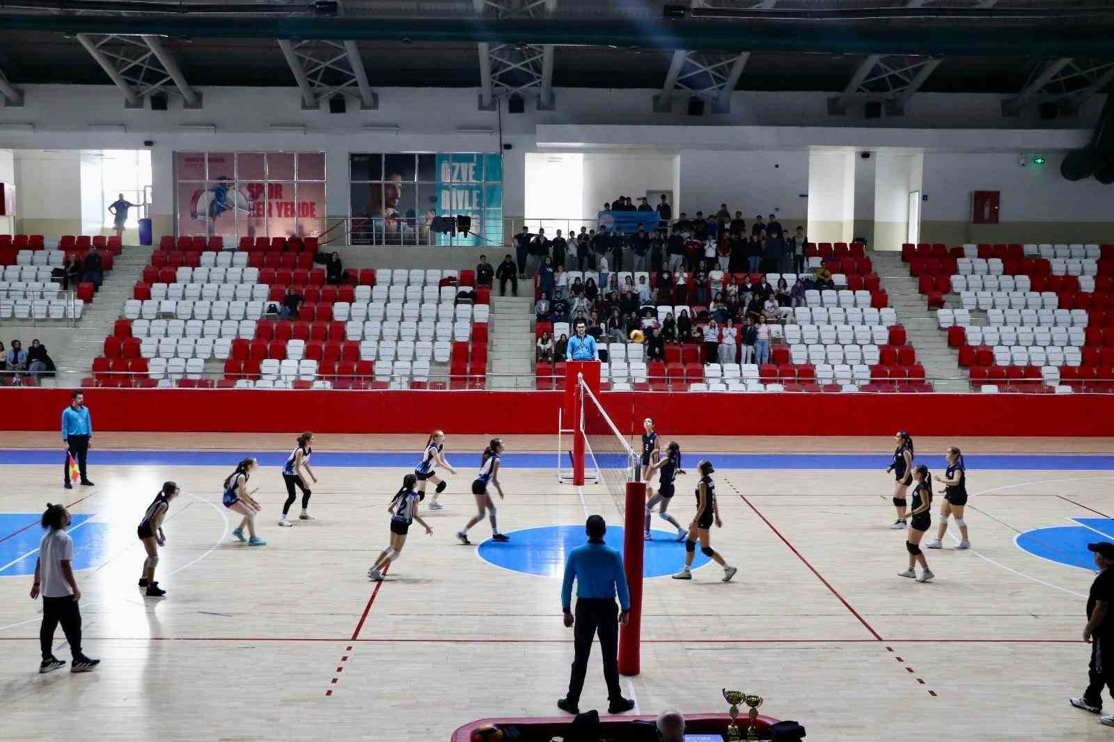 bilecikte-yildiz-kizlar-voleybol-finali-heyecani