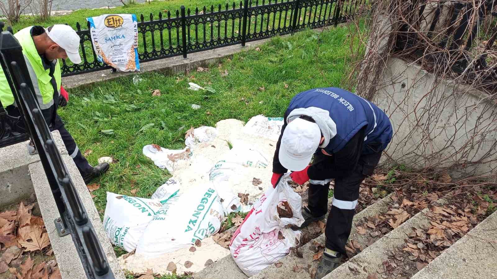 bilecikte-yol-kenarina-atilan-15-cuval-ekmek-hamuru-temizlendi