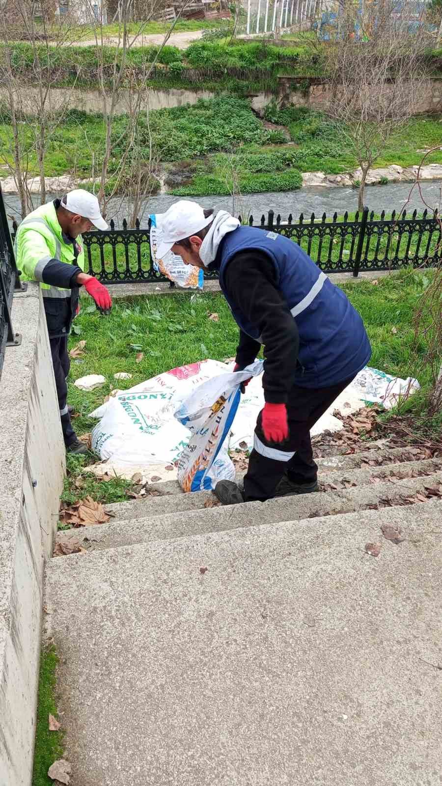 bilecikte-yol-kenarina-atilan-15-cuval-ekmek-hamuru-temizlendi