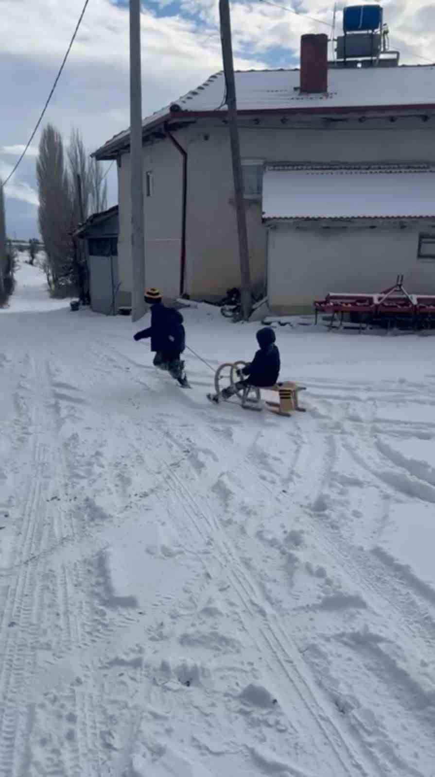 bin-430-rakimli-koyde-kar-tatili-yapan-cocuklarin-kizak-keyfi