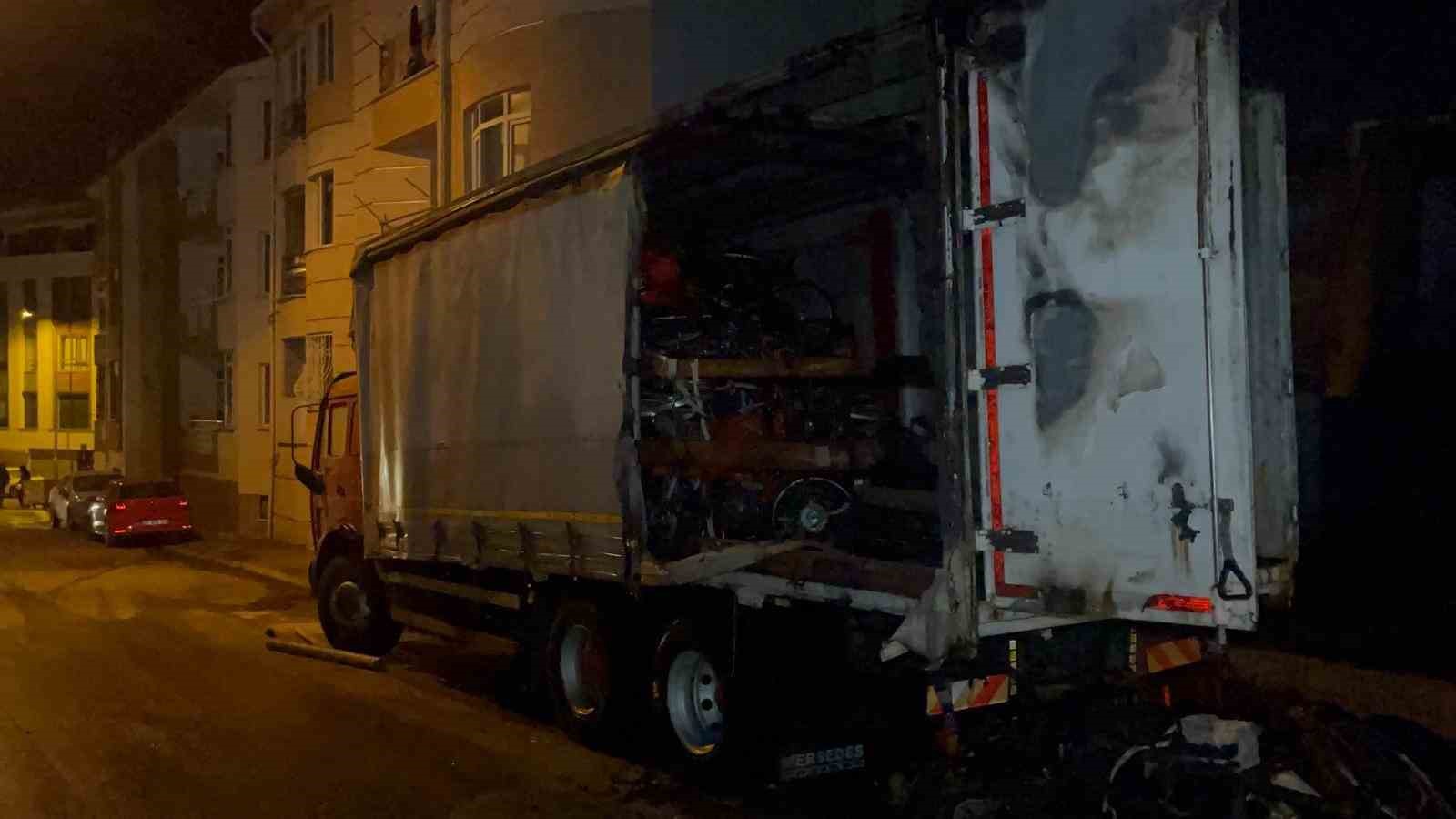 bisiklet-yuklu-kamyonda-cikan-yanginin-sebebi-arastiriliyor