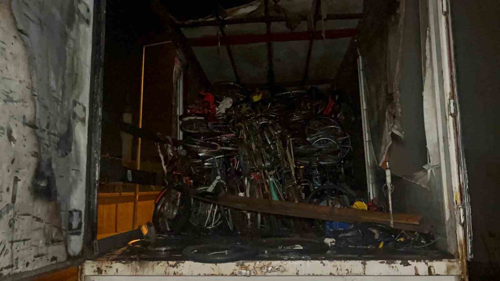 bisiklet-yuklu-kamyonda-cikan-yanginin-sebebi-arastiriliyor