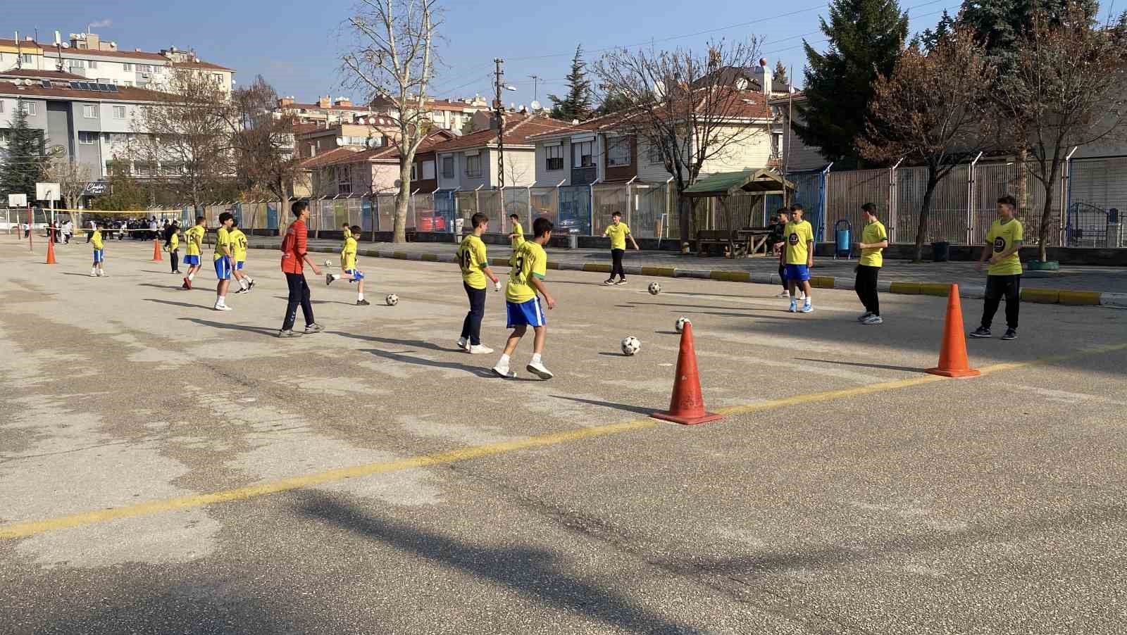 bu-okul-futbol-bransinda-ust-uste-10-yildir-sampiyon