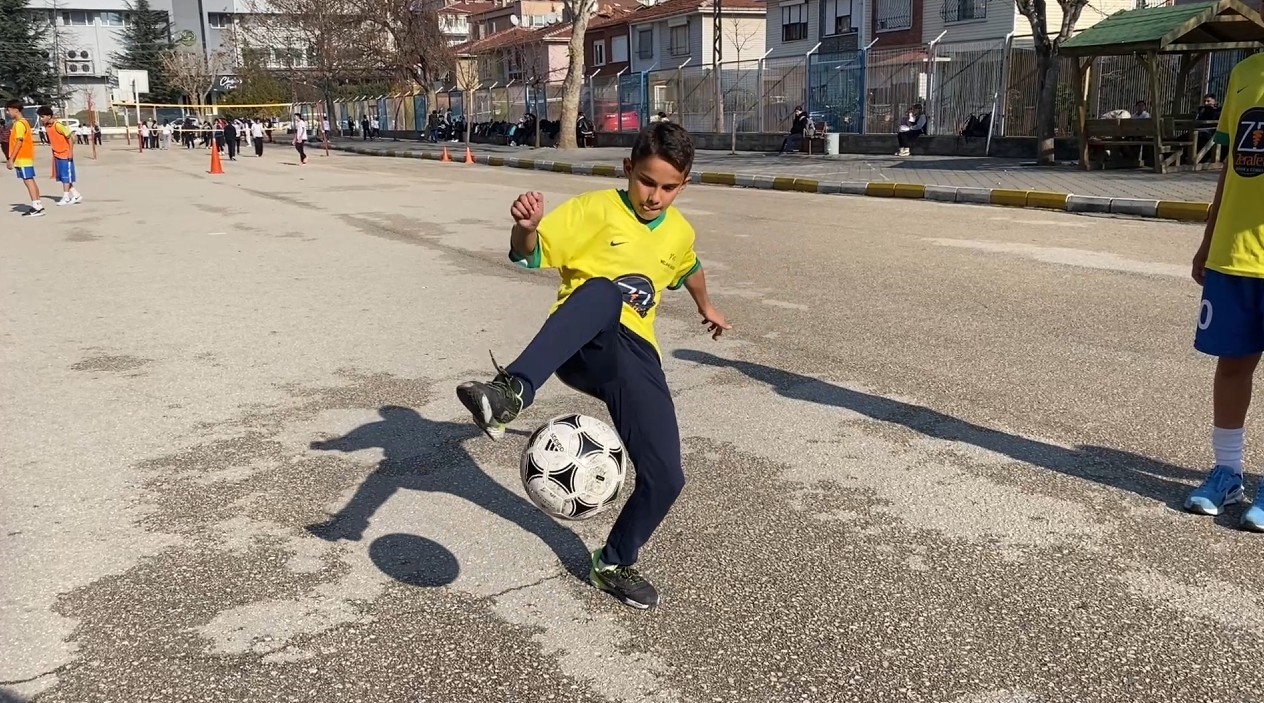 bu-okul-futbol-bransinda-ust-uste-10-yildir-sampiyon