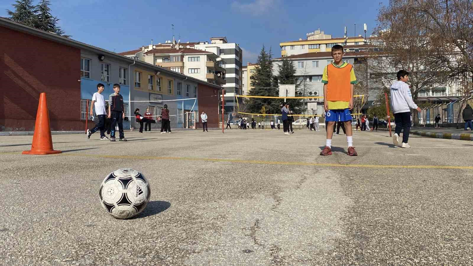 bu-okul-futbol-bransinda-ust-uste-10-yildir-sampiyon