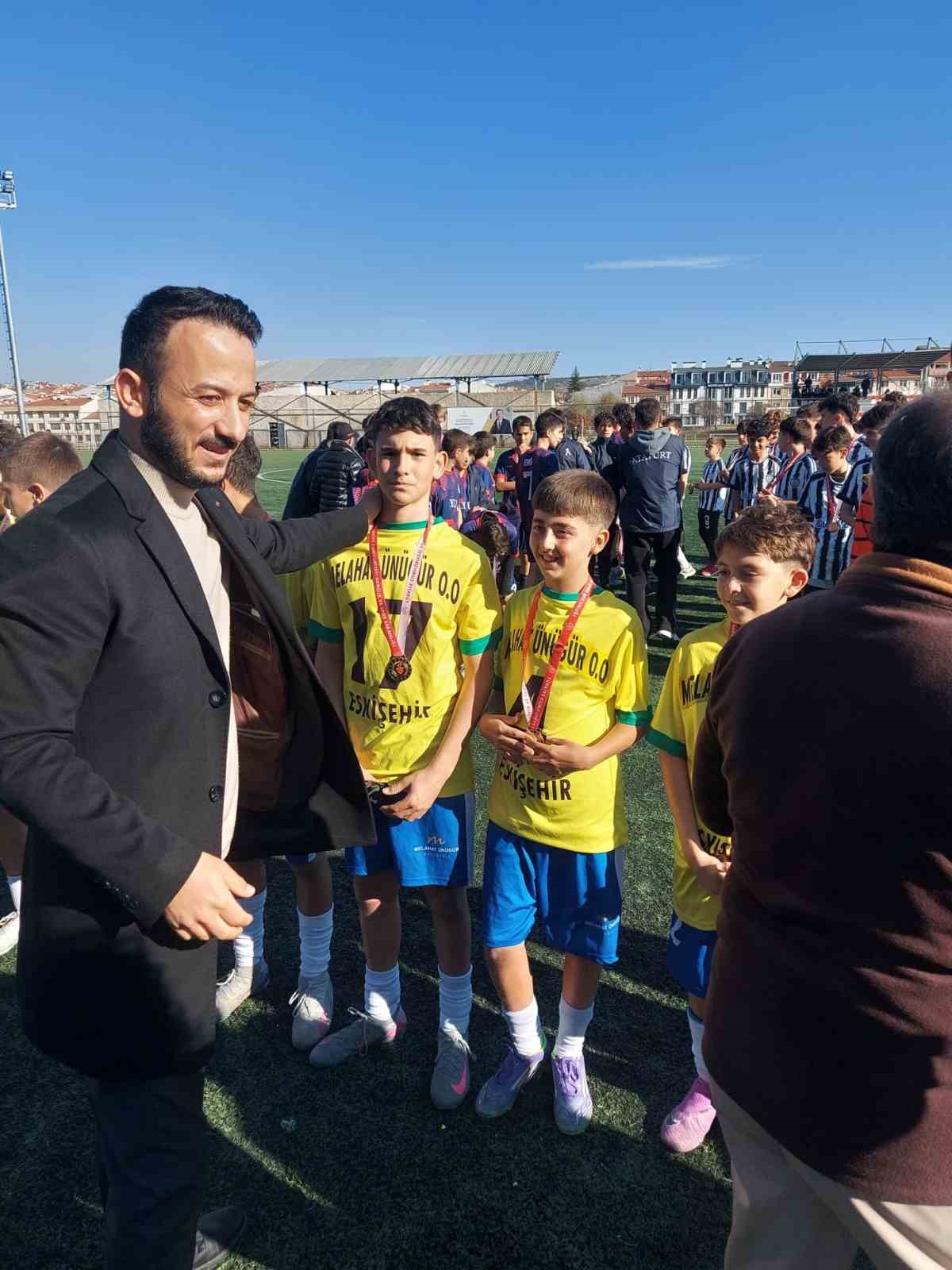 bu-okul-futbol-bransinda-ust-uste-10-yildir-sampiyon