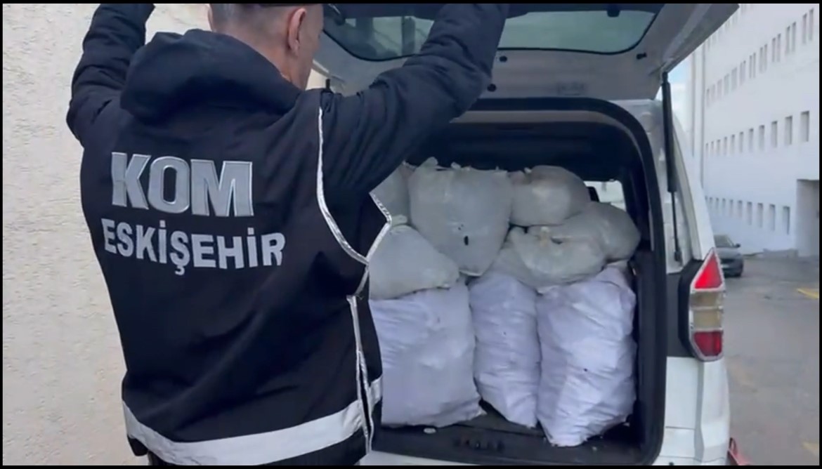 cekicinin-uzerindeki-aractan-480-adet-tabanca-ve-ve-6-bin-812-adet-silah-parcasi-cikti