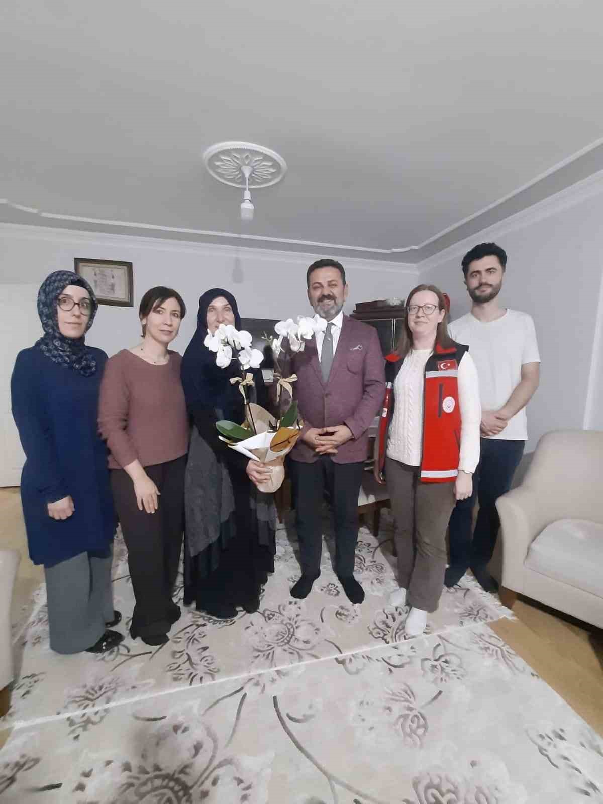 cicekler-sehit-annelerinin-elleriyle-guzellesti