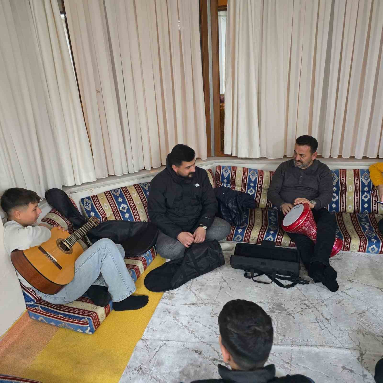 cocuk-evlerinde-kalan-cocuklara-cizgi-film-surprizi