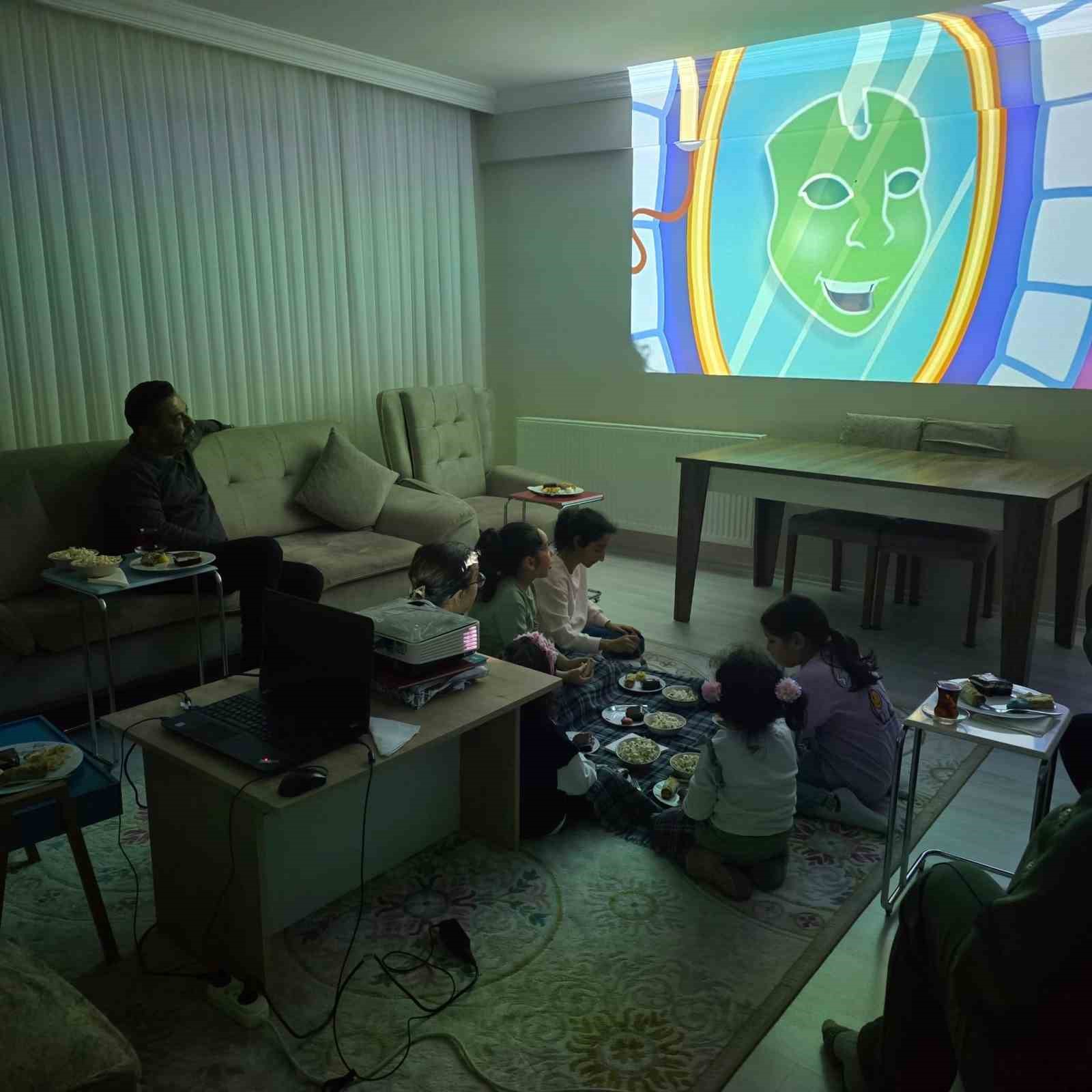 cocuk-evlerinde-kalan-cocuklara-cizgi-film-surprizi