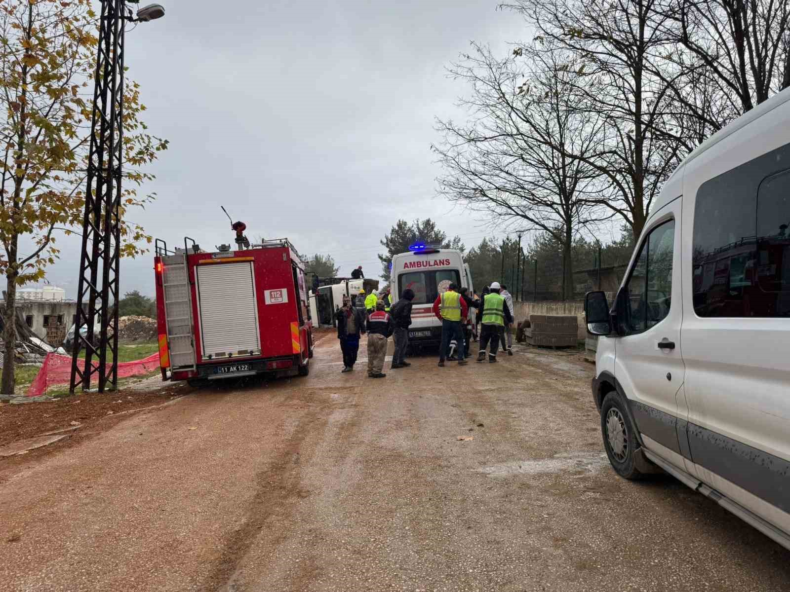 devrilen-kamyonda-sikisan-surucusu-yaralandi