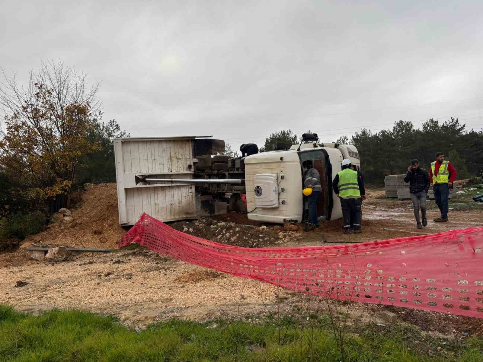 devrilen-kamyonda-sikisan-surucusu-yaralandi