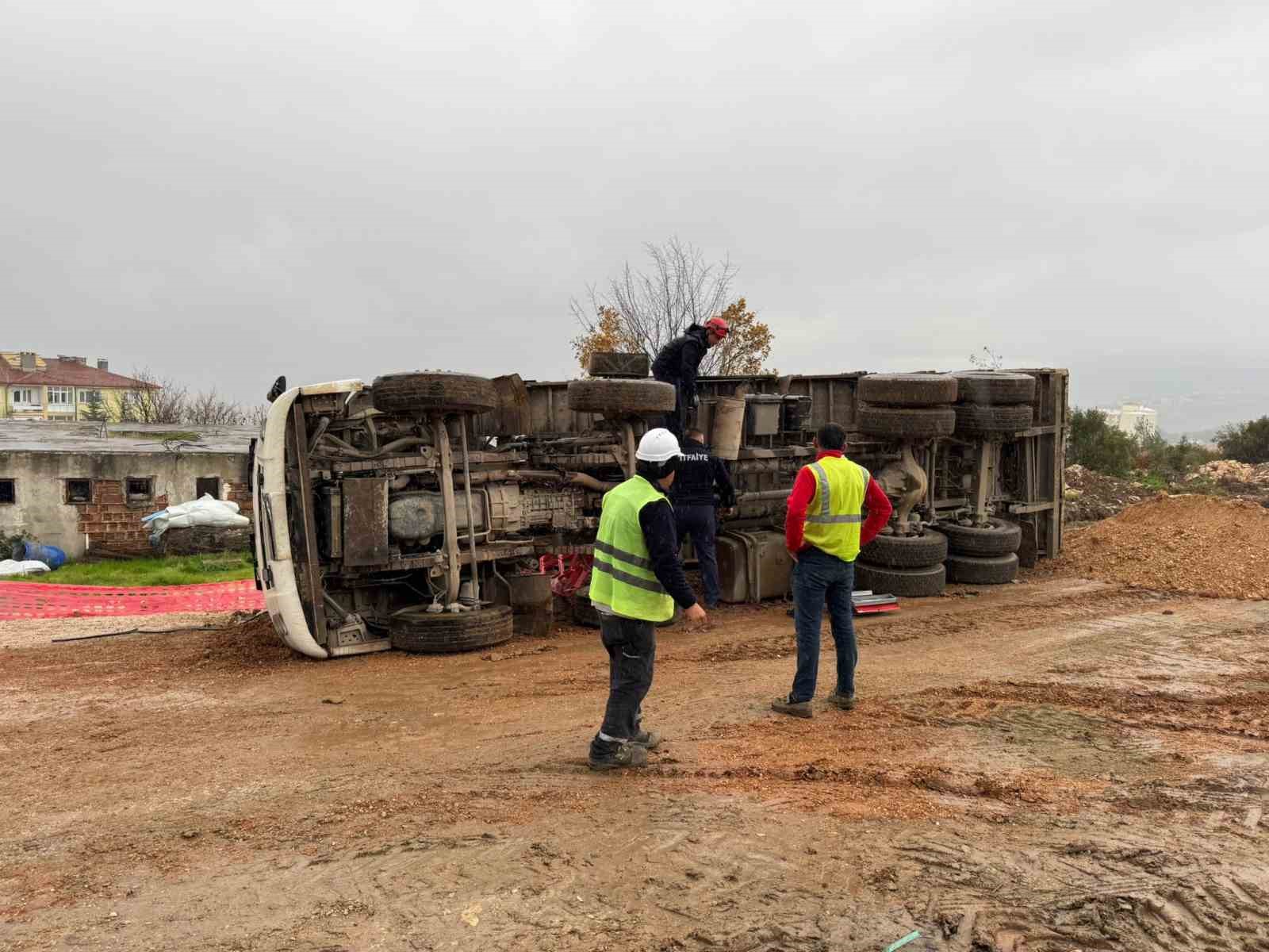 devrilen-kamyonda-sikisan-surucusu-yaralandi