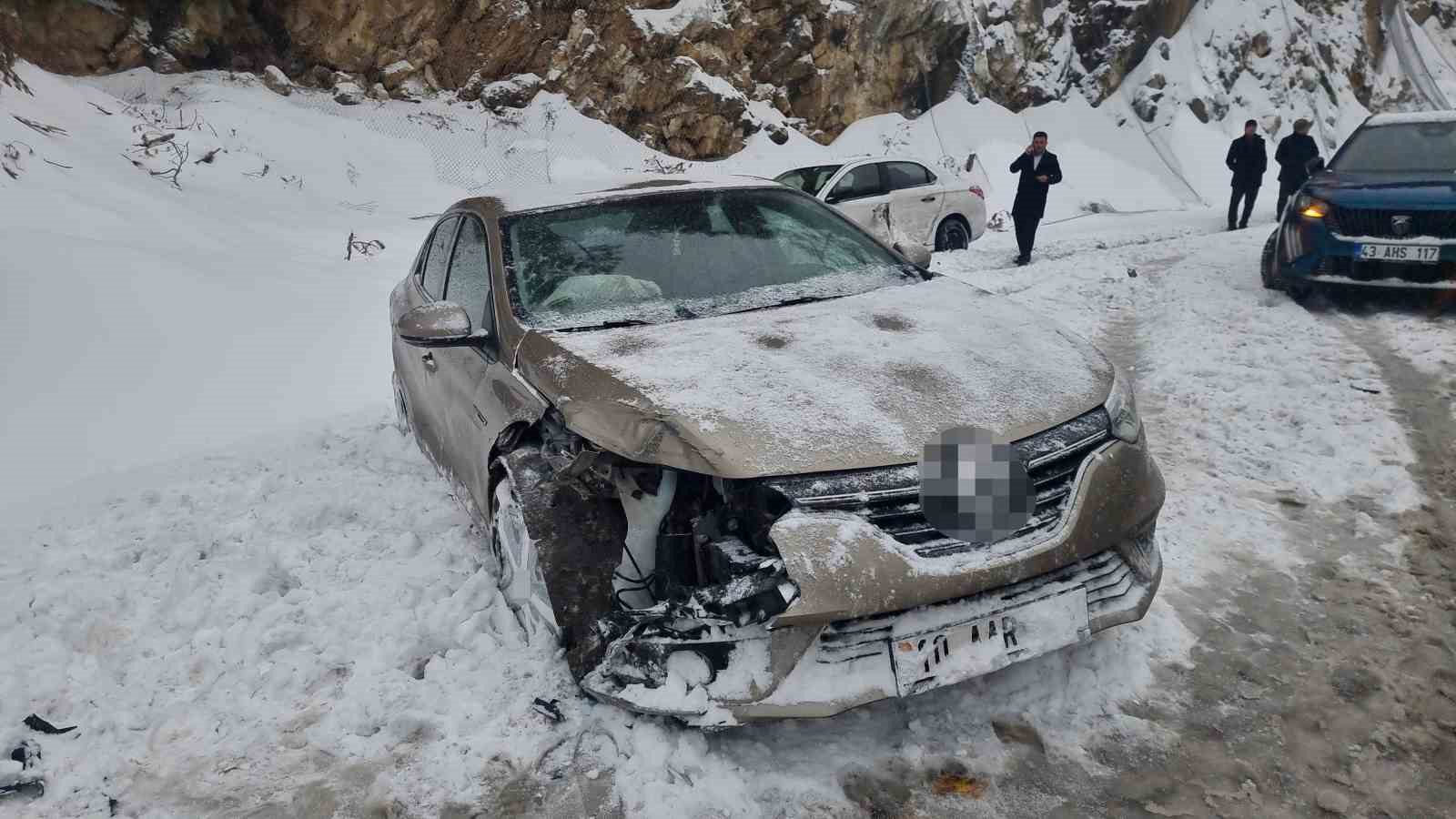 domanic-inegol-karayolunda-uc-ayri-kaza-5-aracta-maddi-hasar-olustu