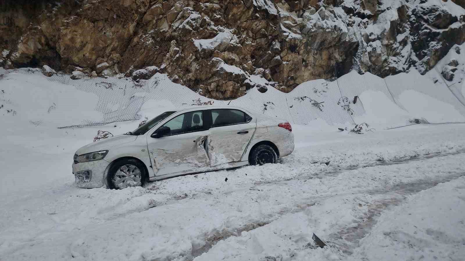 domanic-inegol-karayolunda-uc-ayri-kaza-5-aracta-maddi-hasar-olustu