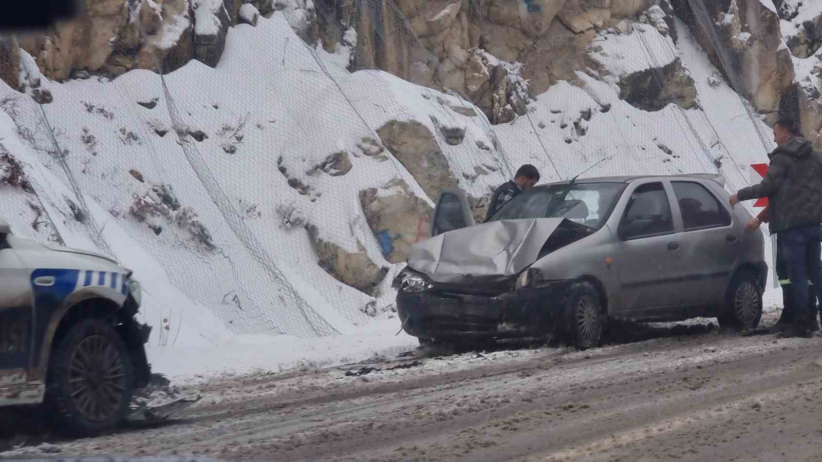 domanic-inegol-karayolunda-uc-ayri-kaza-5-aracta-maddi-hasar-olustu