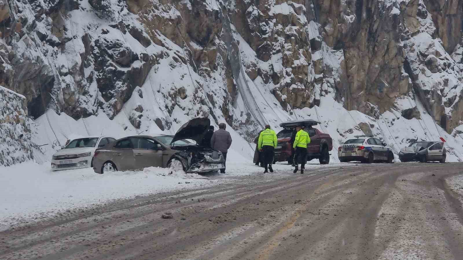 domanic-inegol-karayolunda-uc-ayri-kaza-5-aracta-maddi-hasar-olustu