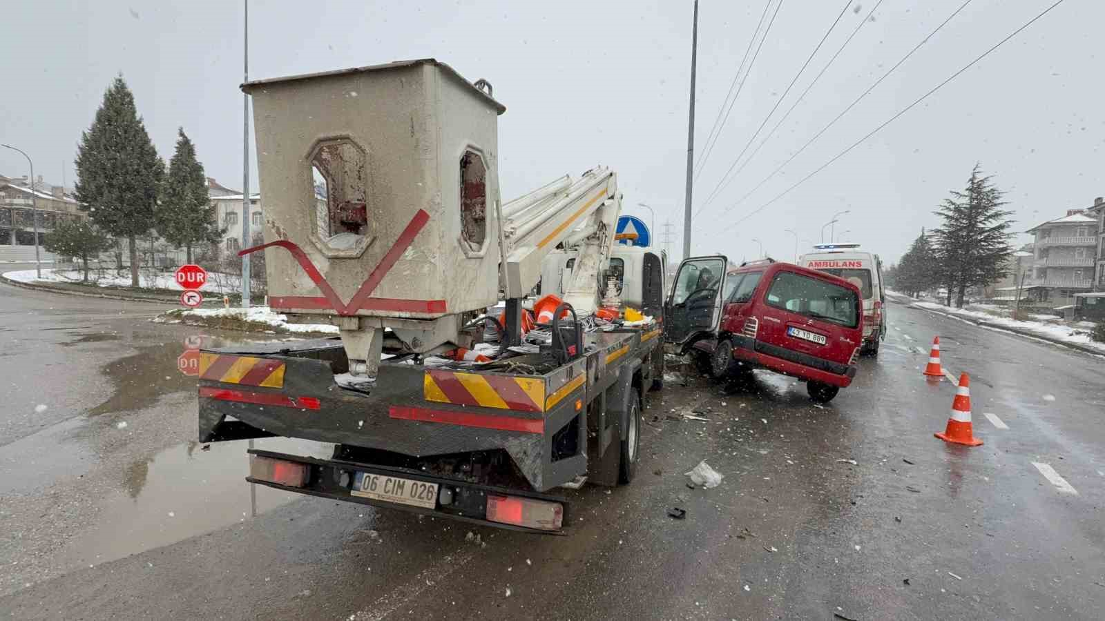 domanicte-trafik-kazasi-4-yarali