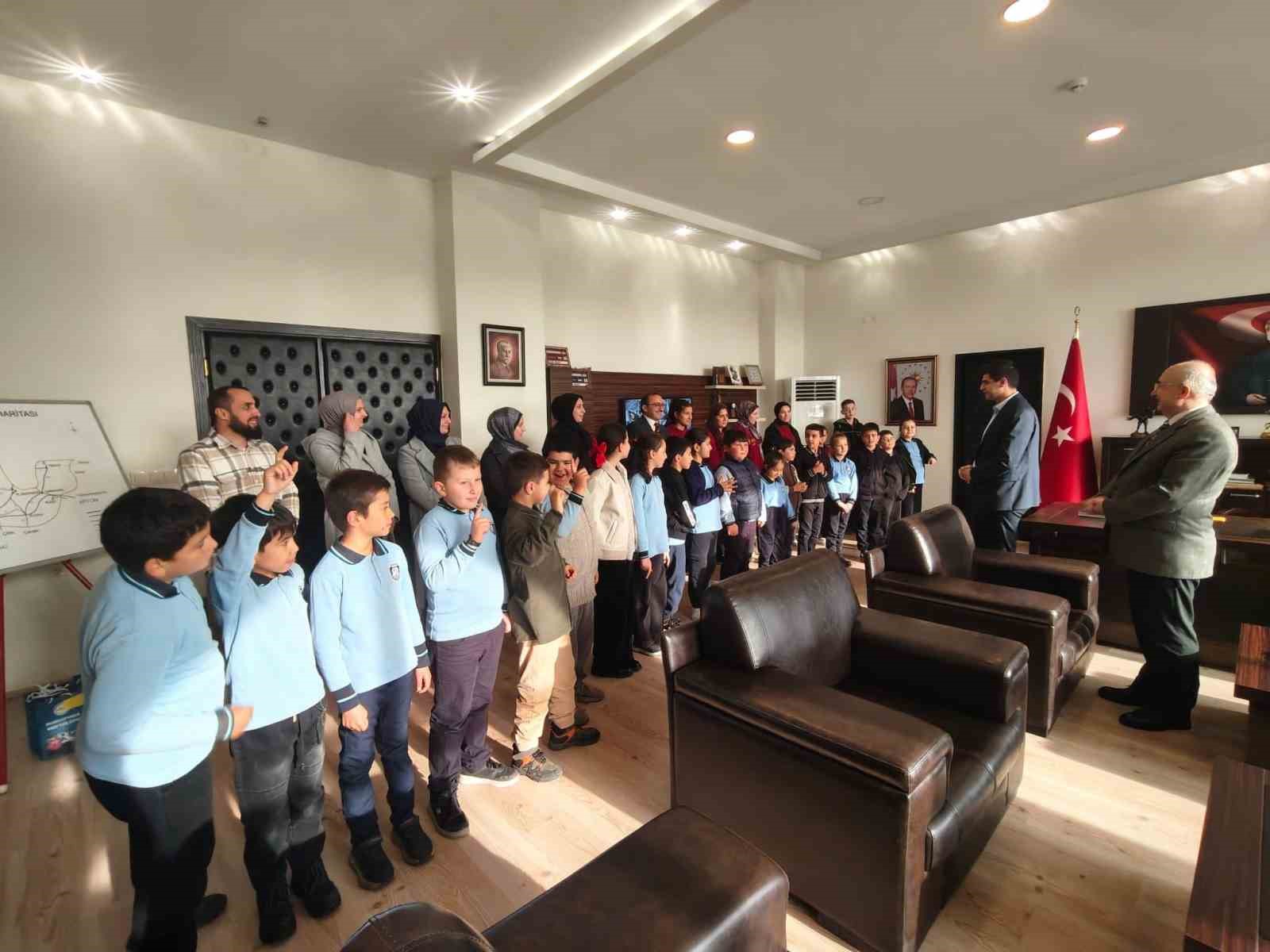 dumlupinarda-bilgi-yarismasinda-dereceye-giren-ogrenciler-odullerini-aldi