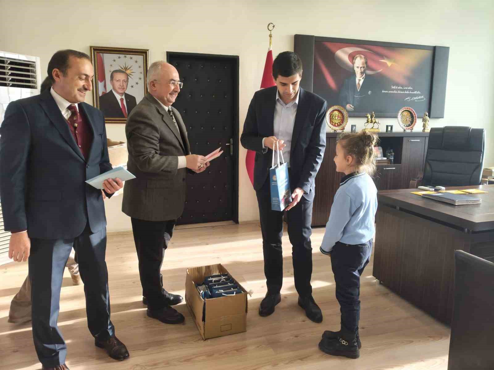 dumlupinarda-bilgi-yarismasinda-dereceye-giren-ogrenciler-odullerini-aldi