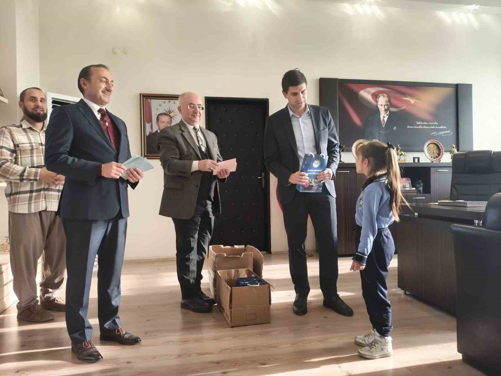 dumlupinarda-bilgi-yarismasinda-dereceye-giren-ogrenciler-odullerini-aldi