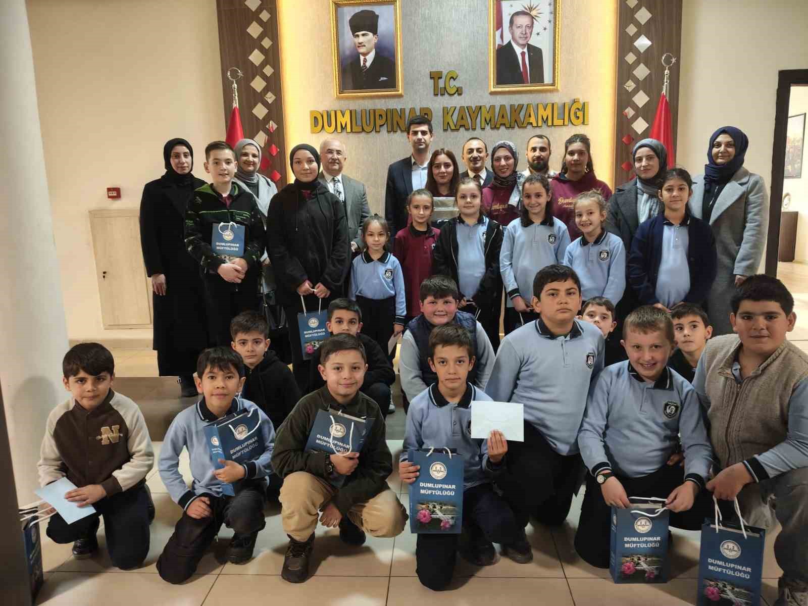 dumlupinarda-bilgi-yarismasinda-dereceye-giren-ogrenciler-odullerini-aldi