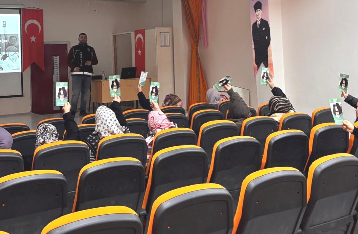 emet-ve-hisarcikta-uyusturucu-ve-uyarici-madde-kullaniminin-engellenmesine-yonelik-egitim