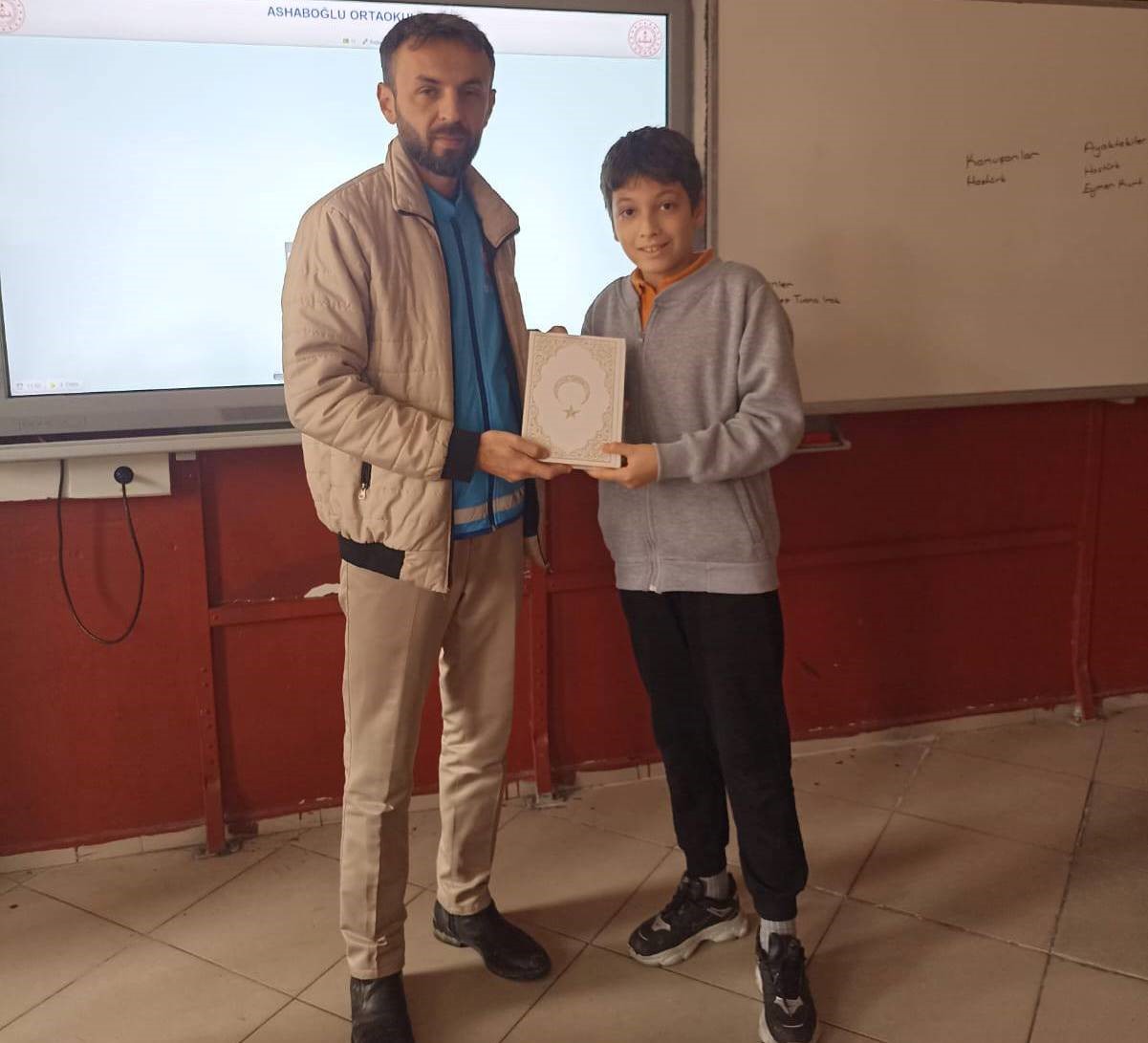 emette-ortaokul-ogrencilerine-kuran-i-kerim-hediye-edildi