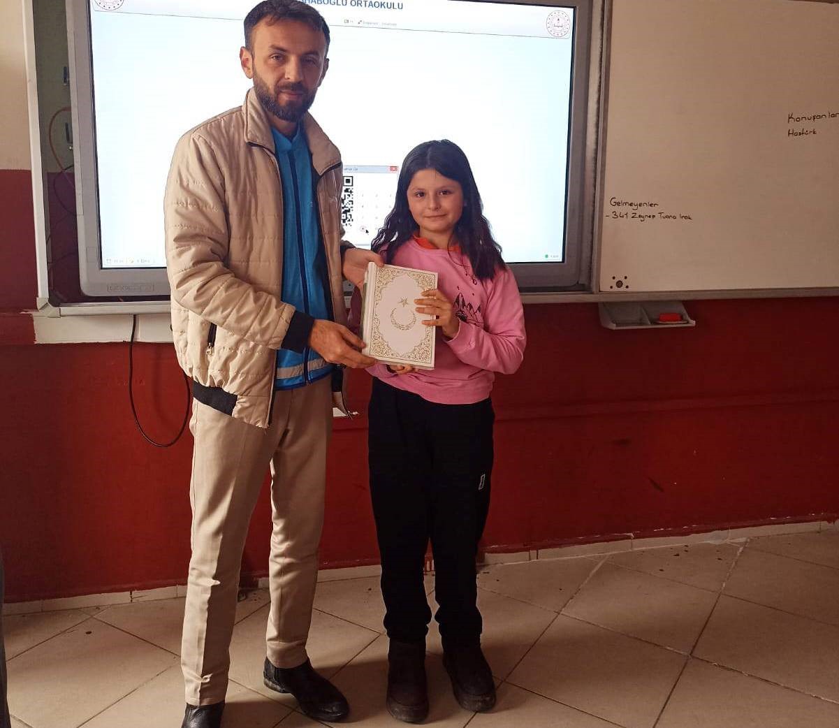 emette-ortaokul-ogrencilerine-kuran-i-kerim-hediye-edildi