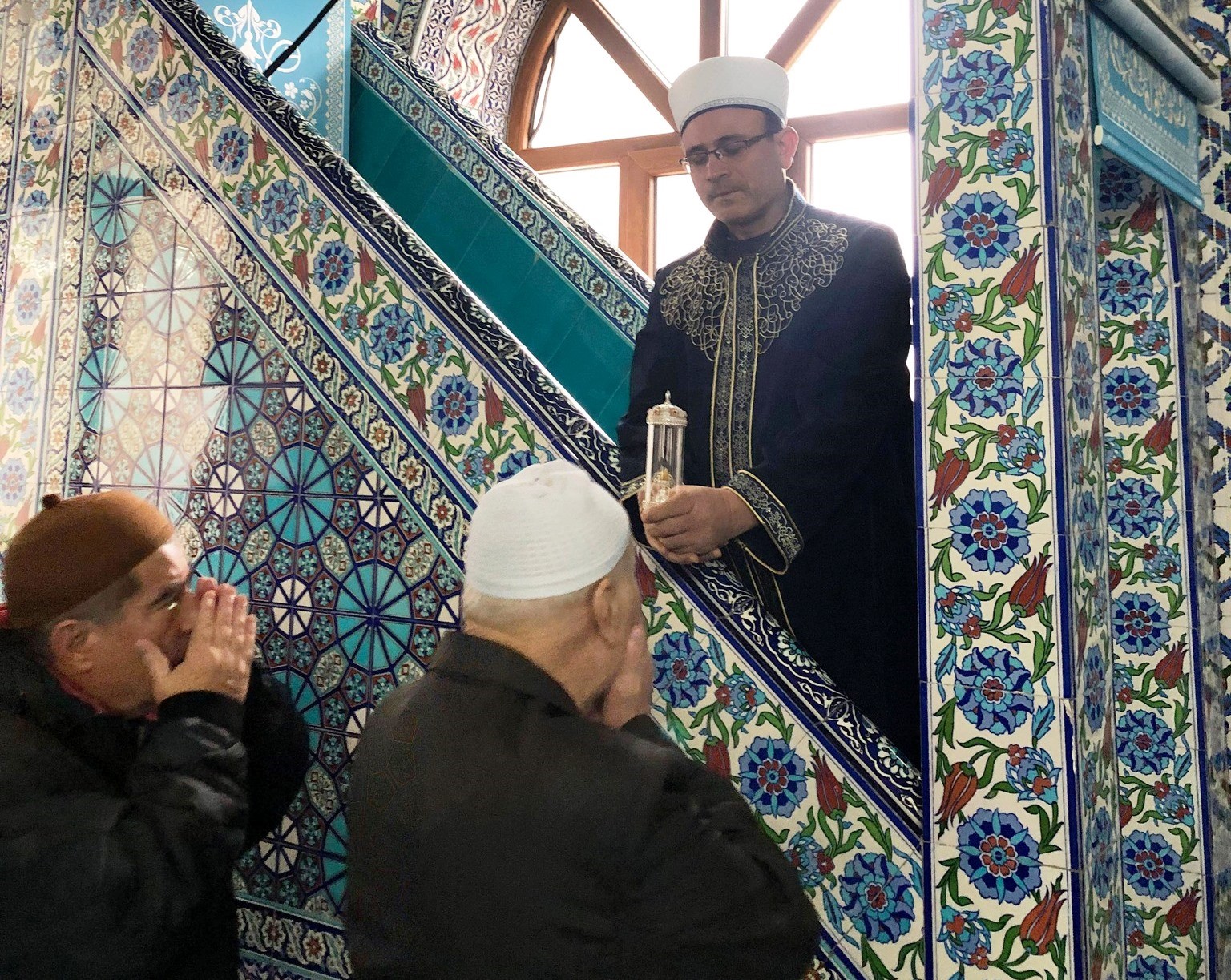 emette-sakal-i-serif-ziyaretine-yogun-ilgi