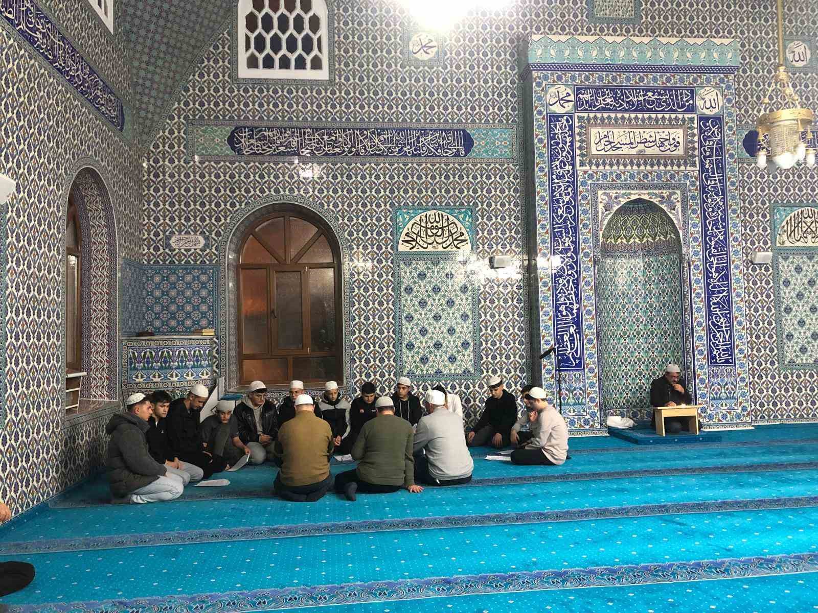 emette-sakal-i-serif-ziyaretine-yogun-ilgi