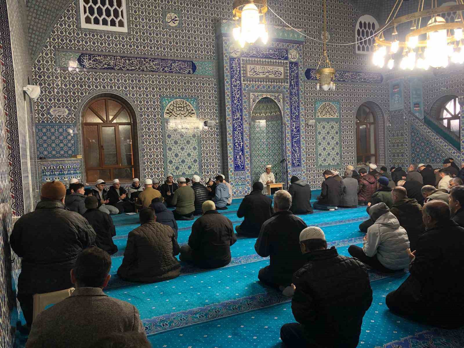 emette-sakal-i-serif-ziyaretine-yogun-ilgi