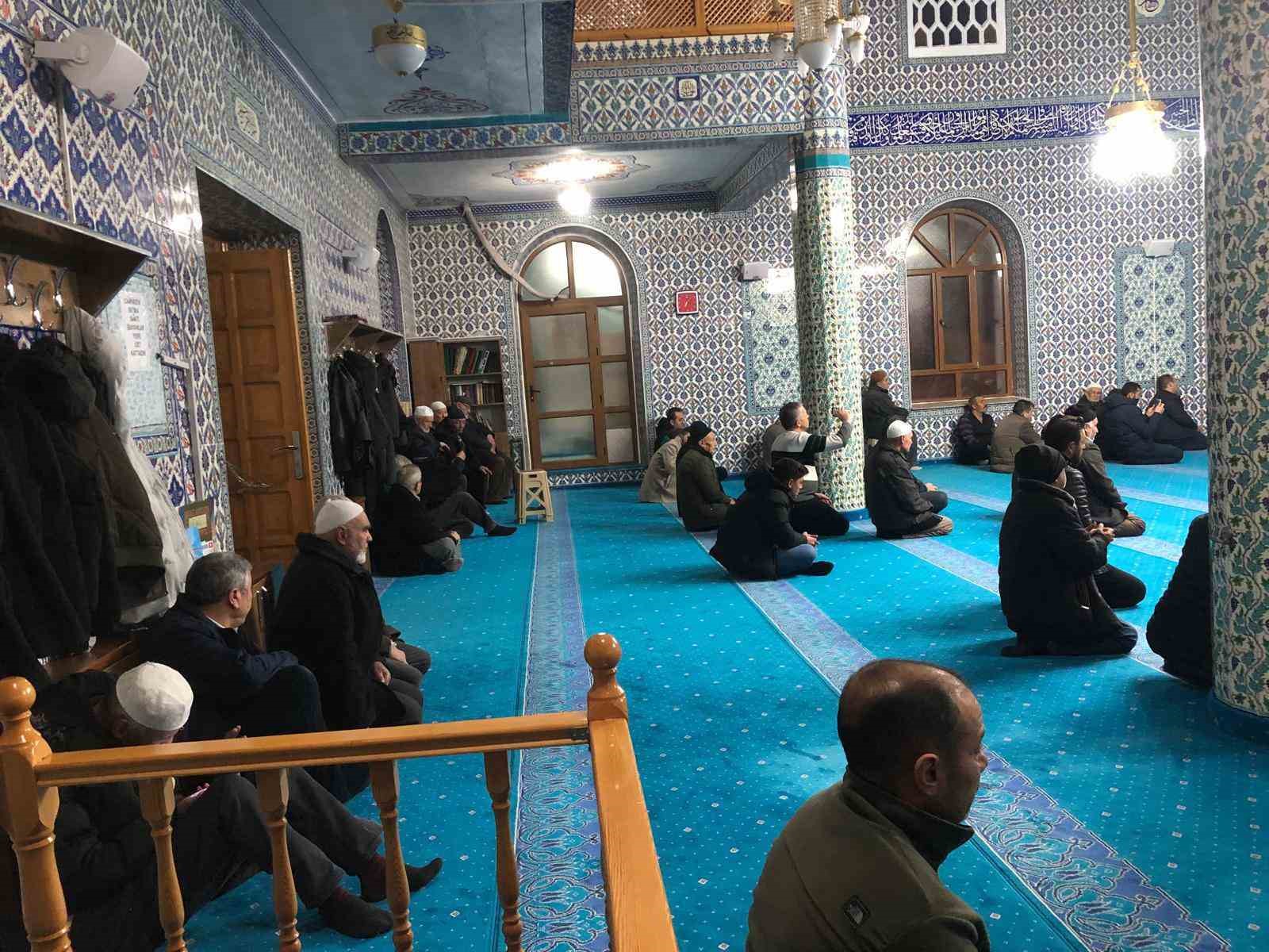 emette-sakal-i-serif-ziyaretine-yogun-ilgi