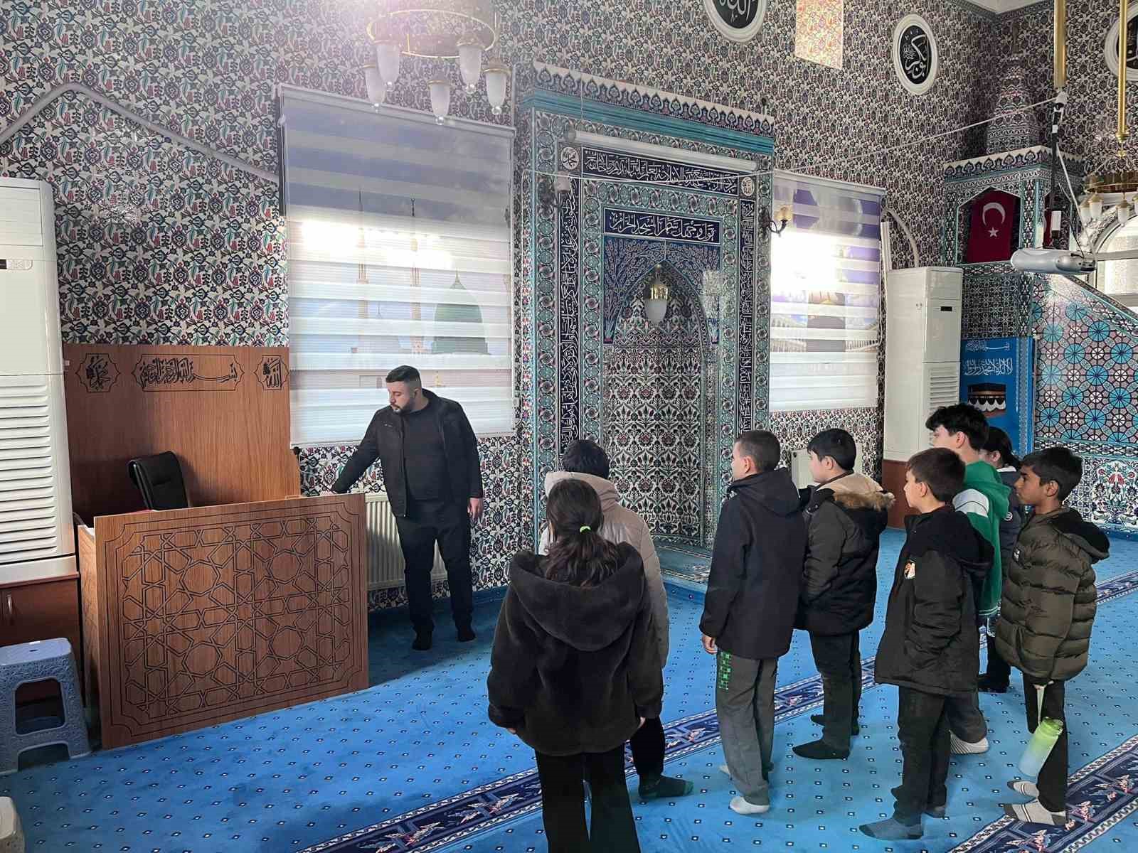 emirdagda-ogrencilerden-cami-ziyareti