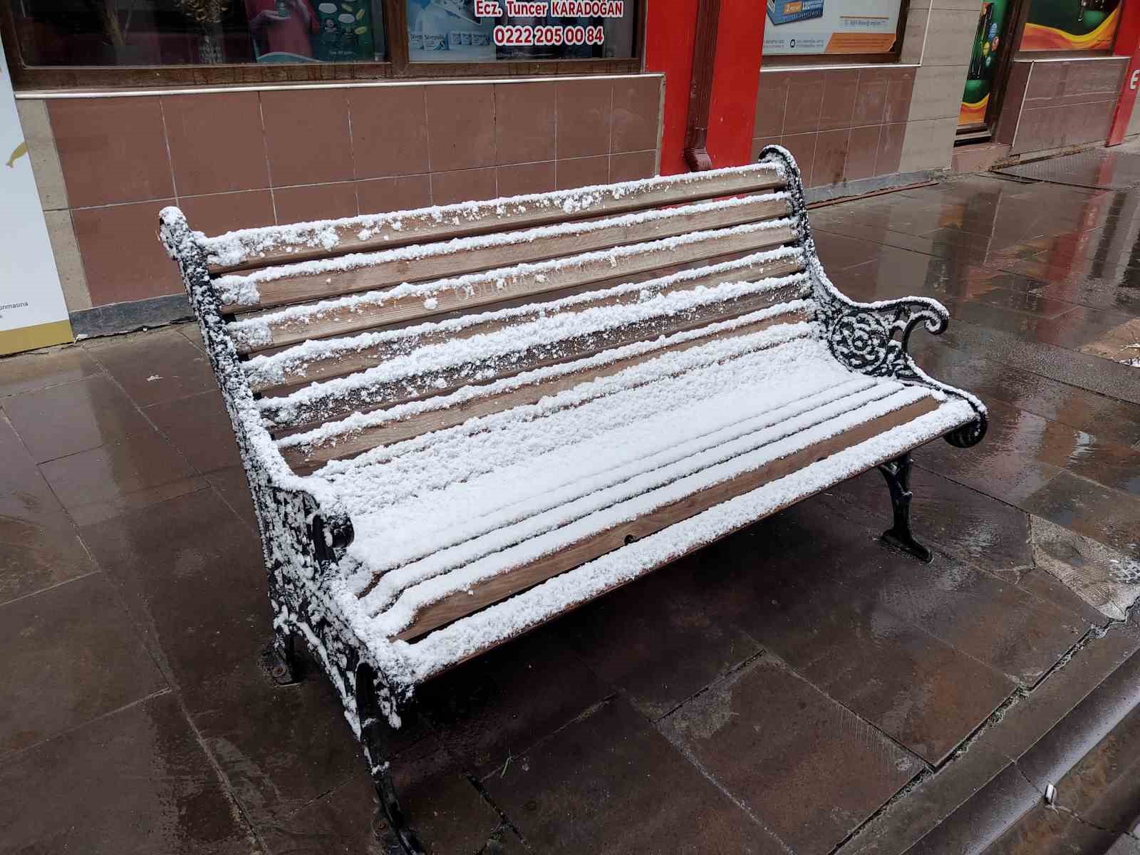 eskisehir-gune-kar-surpriziyle-uyandi