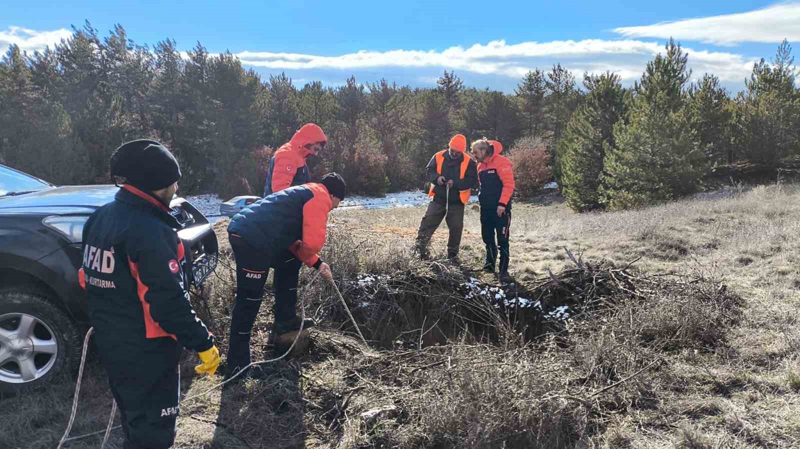 eskisehirde-12-metrelik-cukura-dusen-kopegi-afad-ekibi-kurtardi