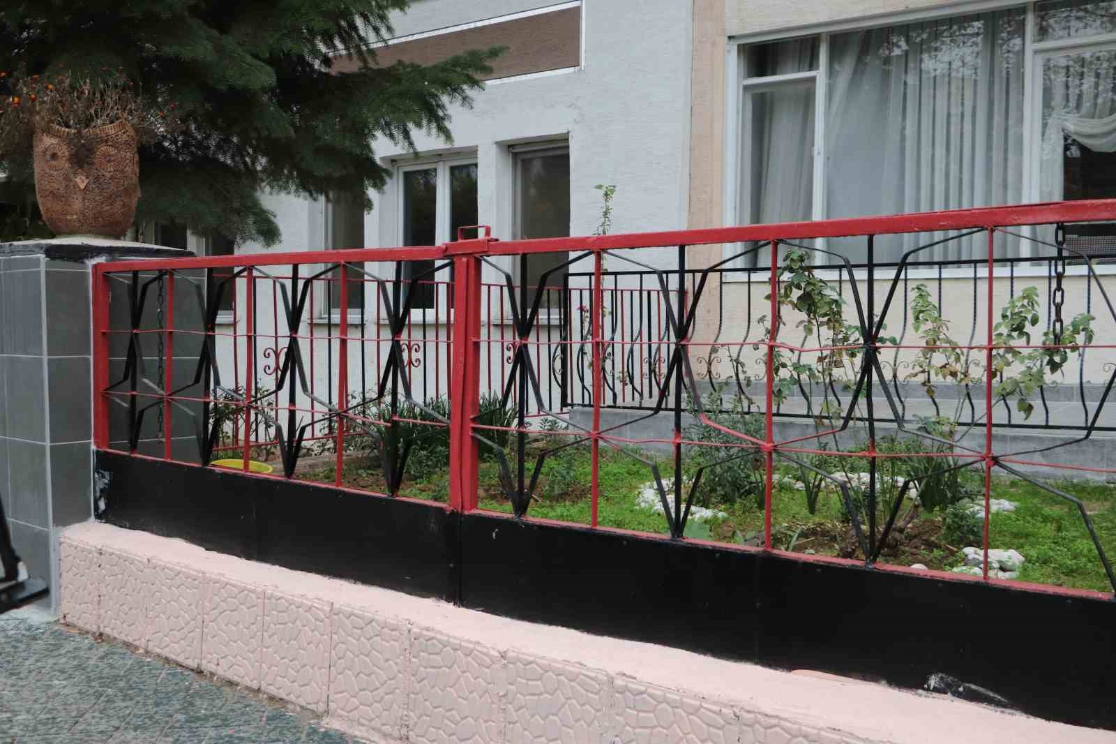 eskisehirde-apartman-sakinleri-eskisehirspor-sevgisini-binaya-tasidi