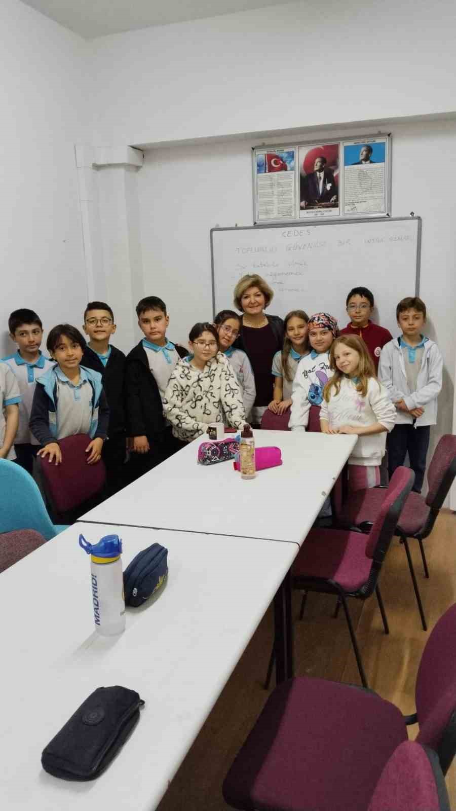 eskisehirde-cedes-projesi-kapsaminda-ogrenciler-manevi-degerlerle-bulustu