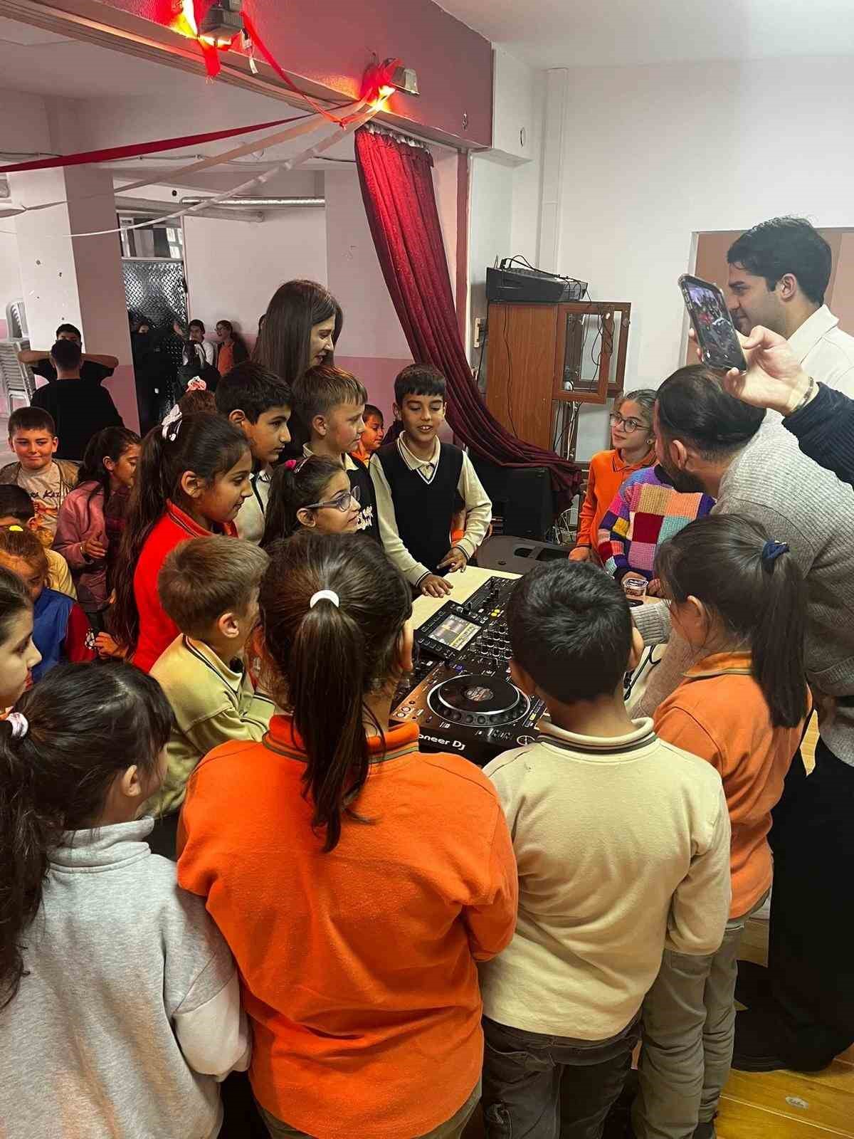 eskisehirde-ogrenciler-dj-ile-bulustu