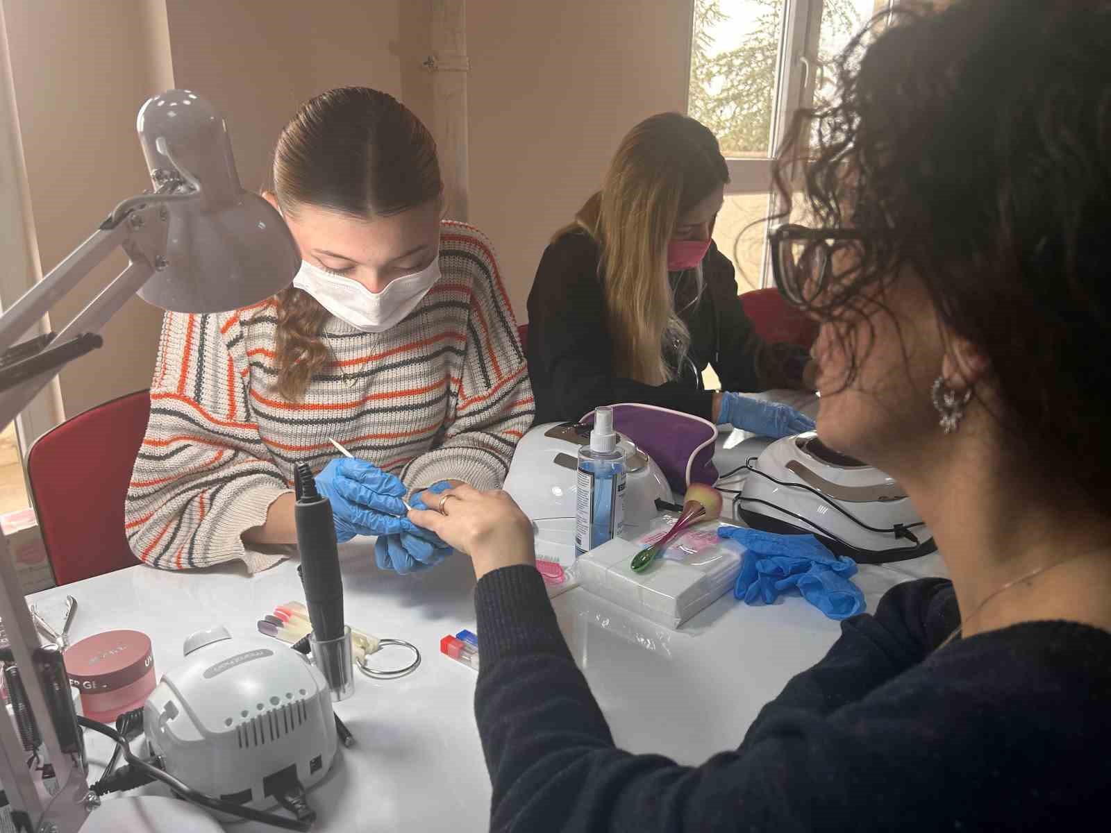 eskisehirde-turkiyenin-kamuya-ait-ilk-protez-tirnak-atolyesi-acildi