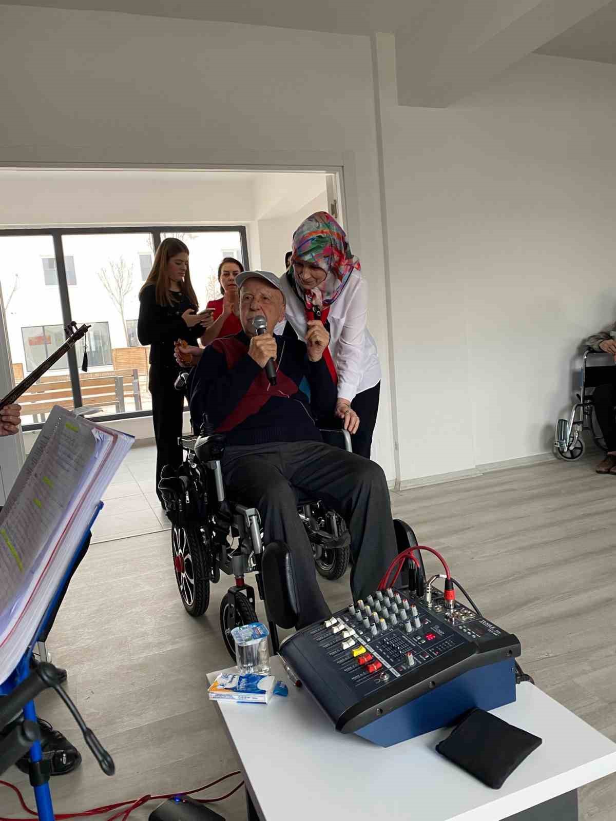 eskisehirde-yasli-bakim-merkezinde-gonullere-dokunan-moral-ve-dayanisma-konseri