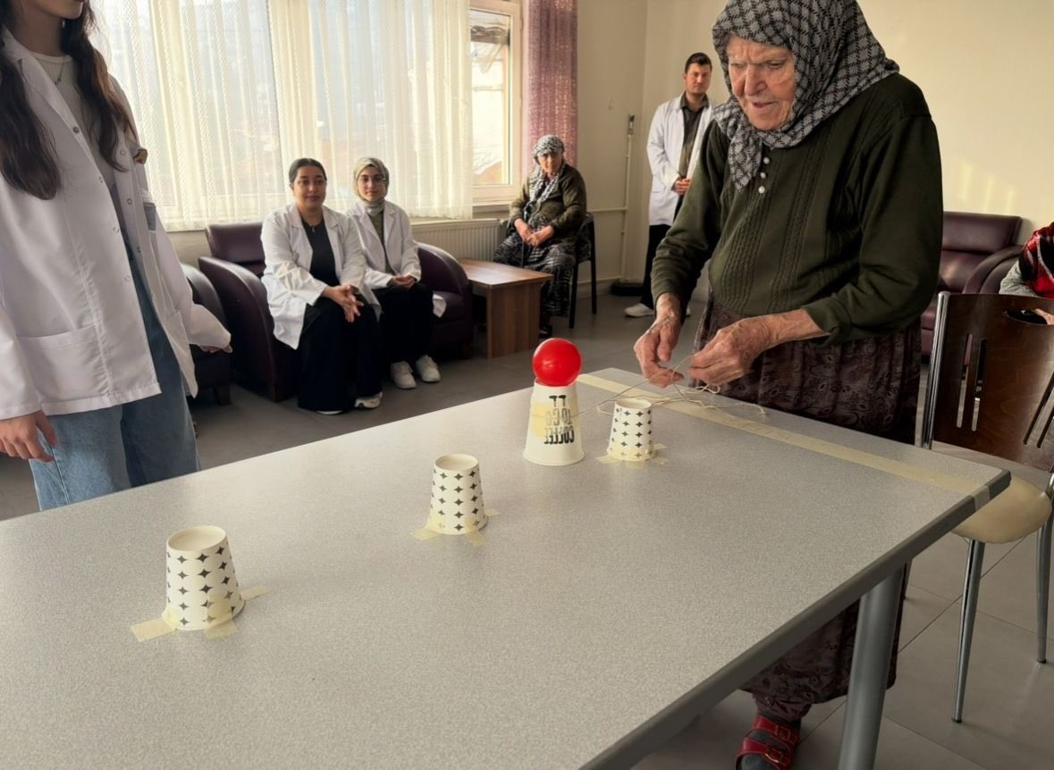 esogu-ogrencilerinden-yaslilar-icin-anlamli-etkinlik