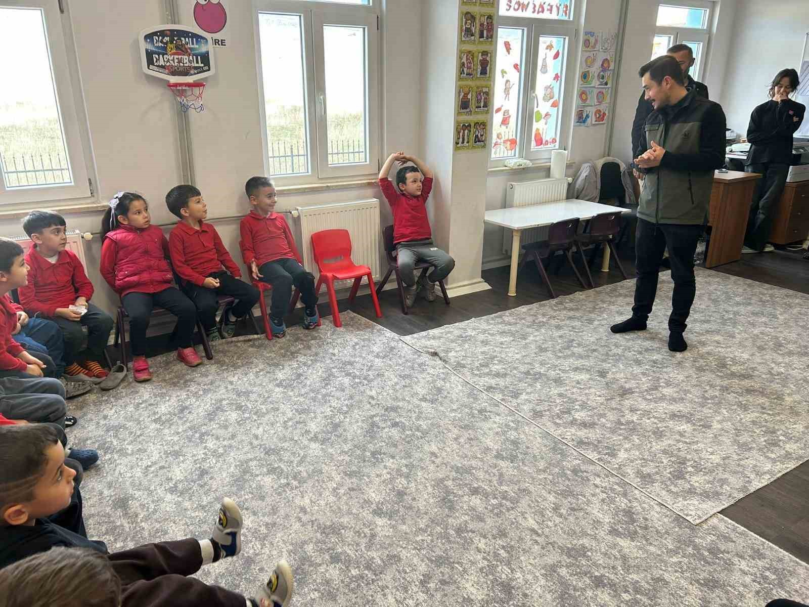 gedizde-minik-ogrenciler-kizilcam-fidanlarini-toprakla-bulusturdu