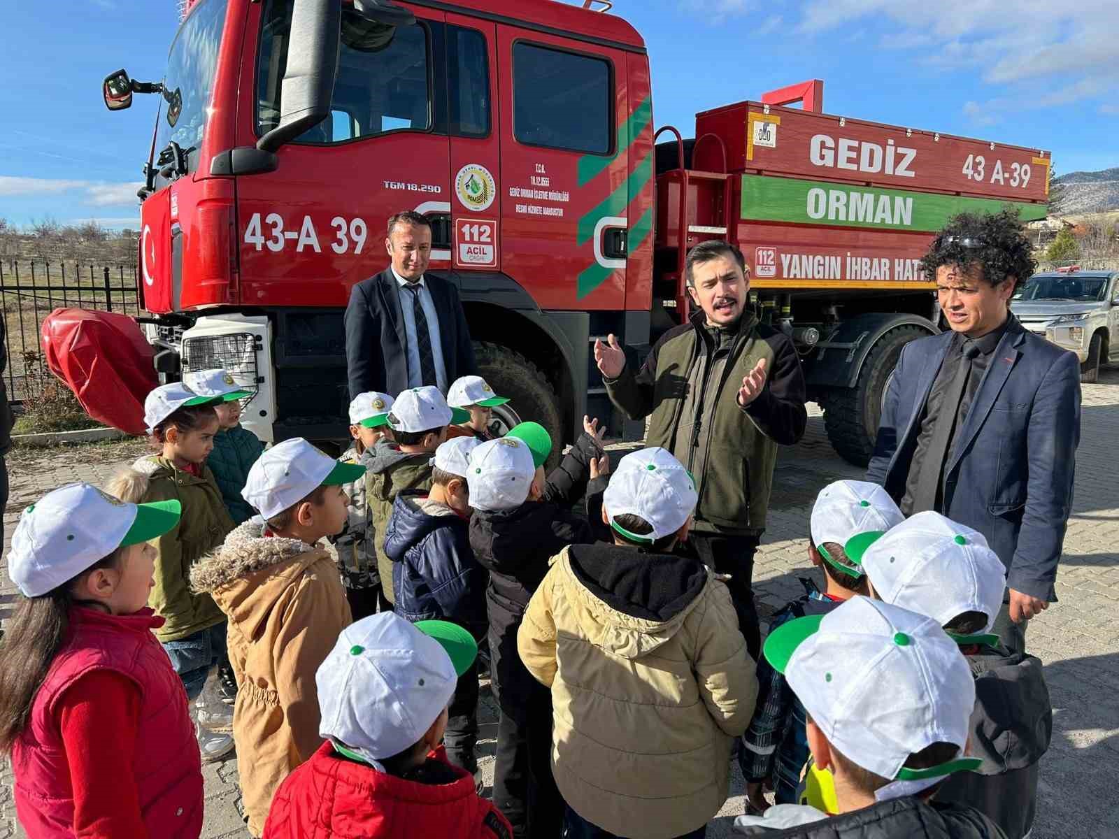 gedizde-minik-ogrenciler-kizilcam-fidanlarini-toprakla-bulusturdu