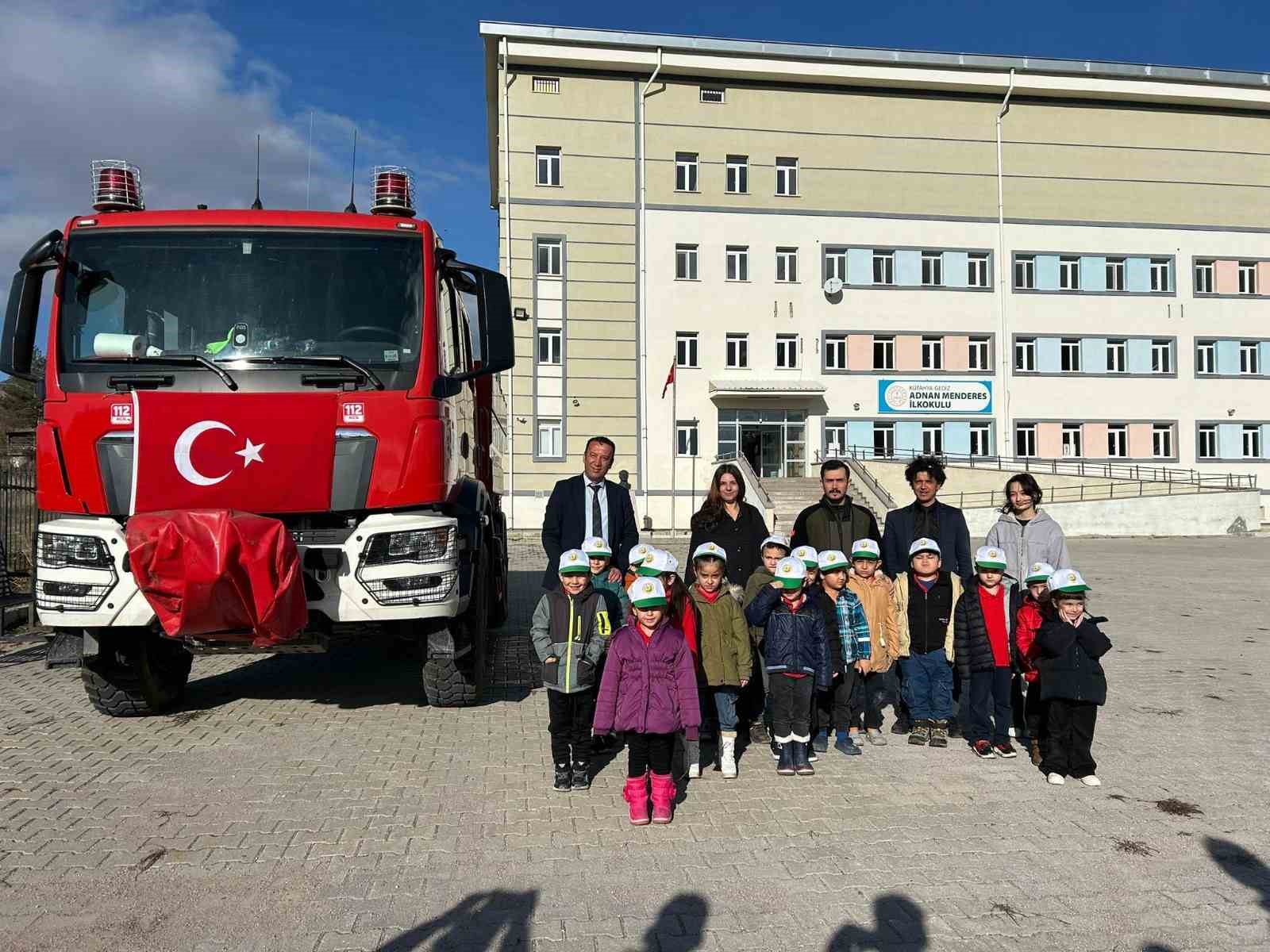 gedizde-minik-ogrenciler-kizilcam-fidanlarini-toprakla-bulusturdu