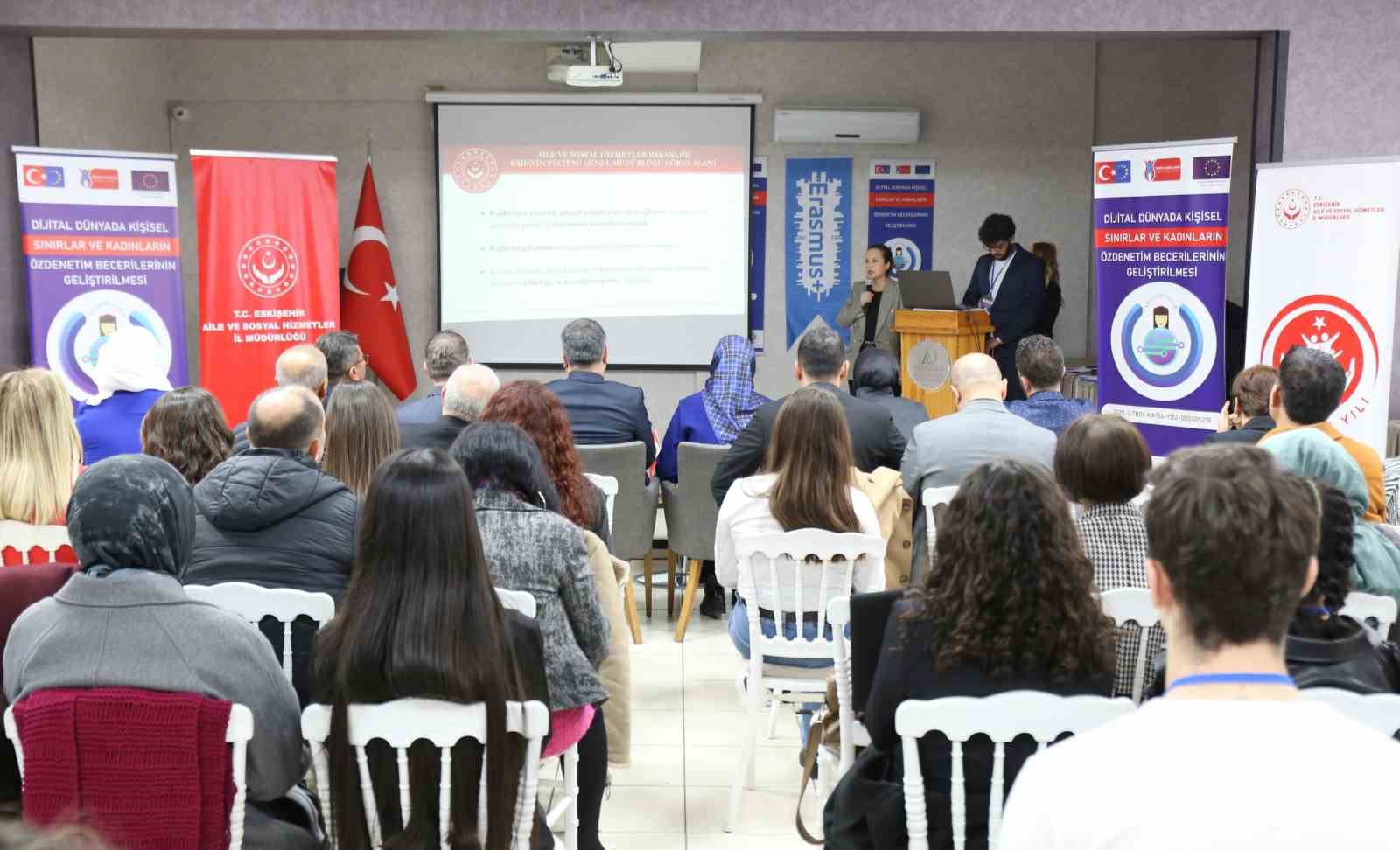 genc-kadinlar-dijital-dunyada-gucleniyor