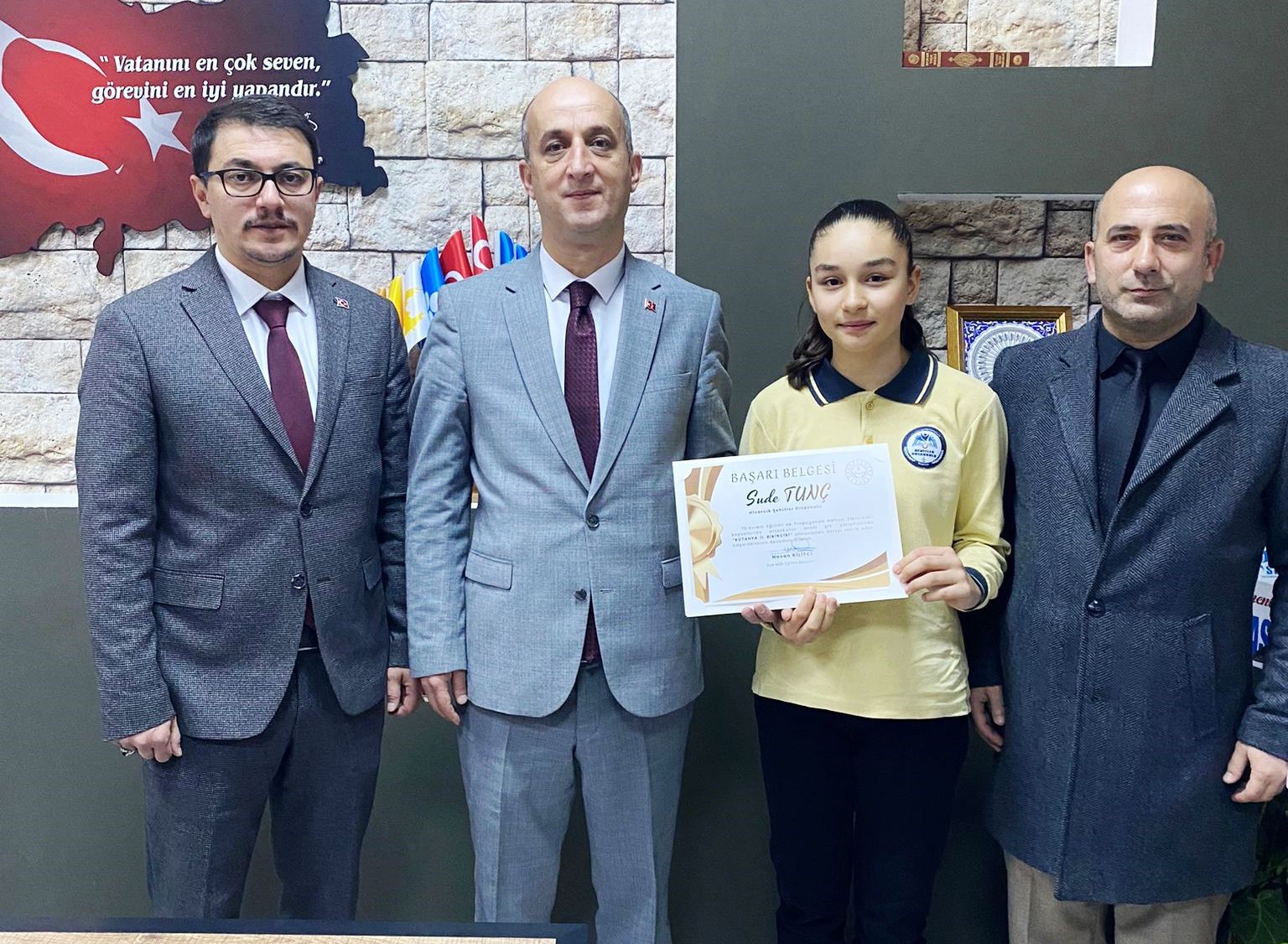 hisarcikta-siir-yarismasinda-il-birincisi-olan-ogrenci-odullendirildi