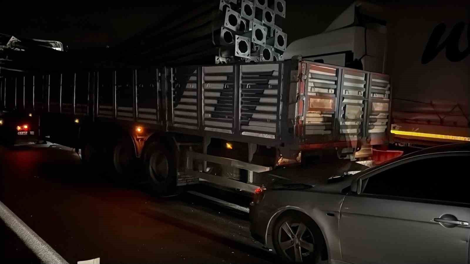 iki-tir-ve-otomobilin-carpistigi-kazada-bir-kisi-yaralandi